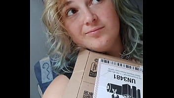 Je vais ouvrir un colis un peu spécial en live tu viens me voir