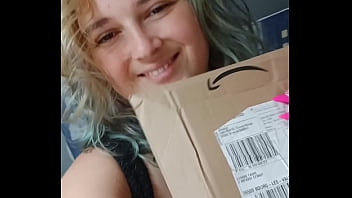 Je vais ouvrir un colis un peu spécial en live tu viens me voir