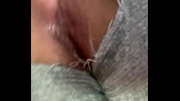 Pov desde abro las piernas y mi pantalón está roto en la vagina me masturbo mojada