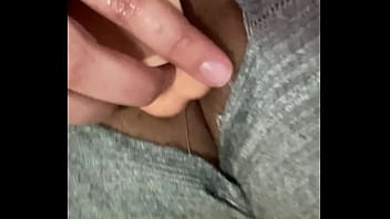 Pov desde abro las piernas y mi pantalón está roto en la vagina me masturbo mojada
