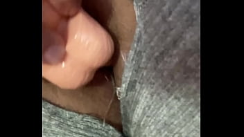 Pov desde abro las piernas y mi pantalón está roto en la vagina me masturbo mojada