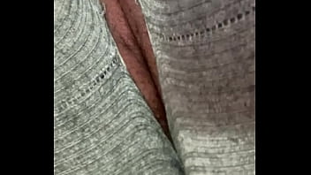 Pov desde abro las piernas y mi pantalón está roto en la vagina me masturbo mojada