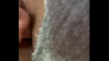 Pov desde abro las piernas y mi pantalón está roto en la vagina me masturbo mojada