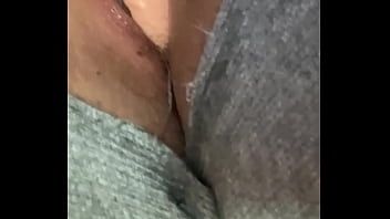 Pov desde abro las piernas y mi pantalón está roto en la vagina me masturbo mojada