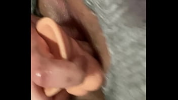 Pov desde abro las piernas y mi pantalón está roto en la vagina me masturbo mojada