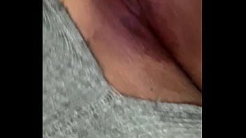 Pov desde abro las piernas y mi pantalón está roto en la vagina me masturbo mojada