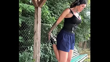 Sabrina Prezotte Fazendo Uma Caminhada E Se Alogando Para Você Ao Ar Livre thumbnail