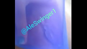 Aleswinger1 tocandose para mostrar su tanga