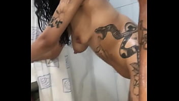 Foda no banheiro com morena rabuda termina com leite na cara