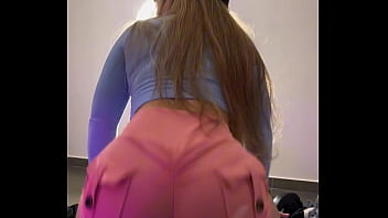 Rebolando de short apertado