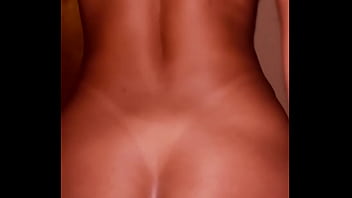 Sentadando com a bucetinha