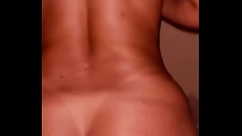 Sentadando com a bucetinha