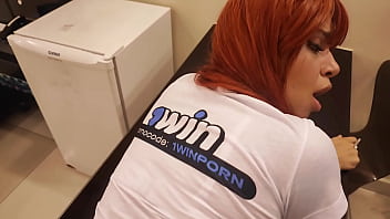 She is addicted to social media but she also loves a cock in her ass and even asks to cum inside vagninho e gabriela gushi