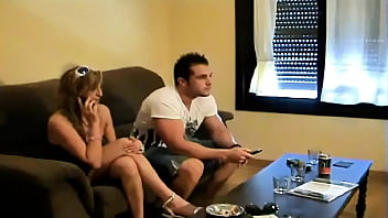 Voy a buscar cafe y encuentro a mi sobrino follandose a mi amiga