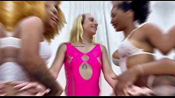 Três gostosas com sede de buceta em um sexo lésbico cheio de tesão e desejo