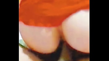 Enteada inocente senta nas pernas do padrasto pervertido que mexe e toca na buceta dela e diz que é muito engraçado padrasto vendo que ela está sem calcinha coloca ela para sentar a safada vai kikando da pica grossa