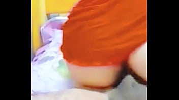 Enteada inocente senta nas pernas do padrasto pervertido que mexe e toca na buceta dela e diz que é muito engraçado padrasto vendo que ela está sem calcinha coloca ela para sentar a safada vai kikando da pica grossa