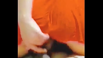 Enteada inocente senta nas pernas do padrasto pervertido que mexe e toca na buceta dela e diz que é muito engraçado padrasto vendo que ela está sem calcinha coloca ela para sentar a safada vai kikando da pica grossa