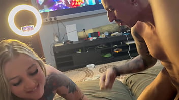 Padrasto faz trisal com a enteada morena e amiga dela loira