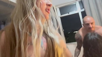 Padrasto faz trisal com a enteada morena e amiga dela loira