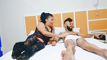 Massagista ninfeta deu gostoso a sua buceta para cliente negão ele socou com muita força