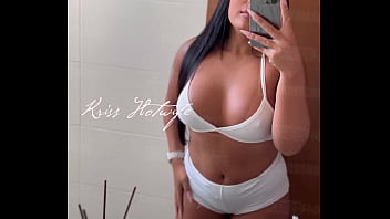 Kriss hotwife no espelho do banheiro
