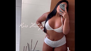 Kriss hotwife no espelho do banheiro