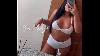 Kriss hotwife no espelho do banheiro
