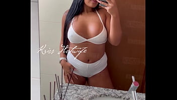 Kriss hotwife no espelho do banheiro