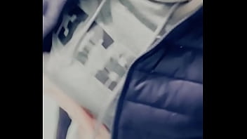 Petit teasing coquin dans les toilettes publiques rattrapage de contenu