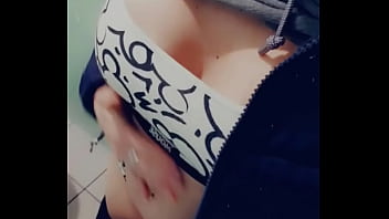 Petit teasing coquin dans les toilettes publiques rattrapage de contenu