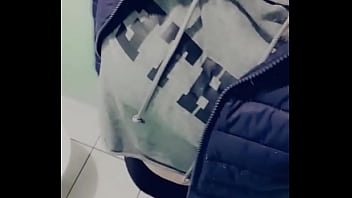 Petit teasing coquin dans les toilettes publiques rattrapage de contenu