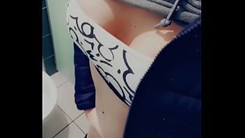 Petit teasing coquin dans les toilettes publiques rattrapage de contenu