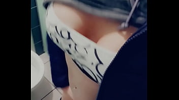 Petit teasing coquin dans les toilettes publiques rattrapage de contenu