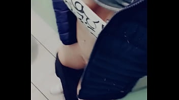 Petit teasing coquin dans les toilettes publiques rattrapage de contenu Petit teasing coquin dans les toilettes publiques rattrapage de contenu