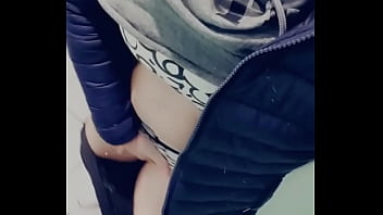 Petit teasing coquin dans les toilettes publiques rattrapage de contenu