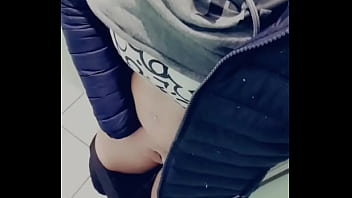 Petit teasing coquin dans les toilettes publiques rattrapage de contenu