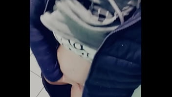 Petit teasing coquin dans les toilettes publiques rattrapage de contenu