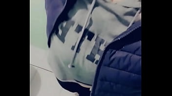 Petit teasing coquin dans les toilettes publiques rattrapage de contenu