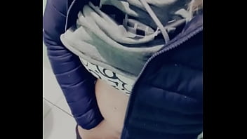 Petit teasing coquin dans les toilettes publiques rattrapage de contenu