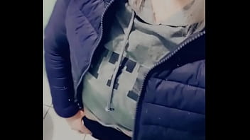 Petit Teasing Coquin Dans Les Toilettes Publiques Rattrapage De Contenu thumbnail