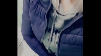 Petit teasing coquin dans les toilettes publiques rattrapage de contenu