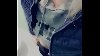 Petit teasing coquin dans les toilettes publiques rattrapage de contenu Petit teasing coquin dans les toilettes publiques rattrapage de contenu