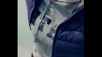 Petit teasing coquin dans les toilettes publiques rattrapage de contenu