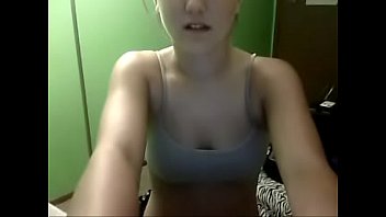 Emily olsen enseña las tetas