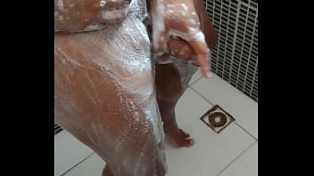 Ele Se Exibindo Pra Mim No Banho thumbnail