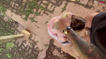 Ele fodeu com a empregada dentro do galinheiro e mete o pau na boca dela aline novak