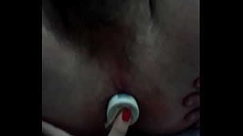 Ela enfiou um tubo de desodorante no meu cu Ela enfiou um tubo de desodorante no meu cu