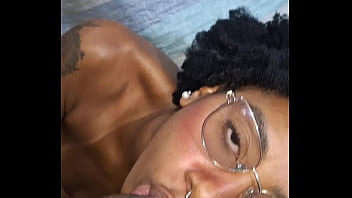 Fiquei desfilando de calcinha na frente do meu padrasto até ele me comer gostoso