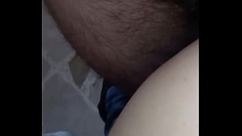 Gretala si fa scopare la fica in silenzio mentre suo marito russa sul divano